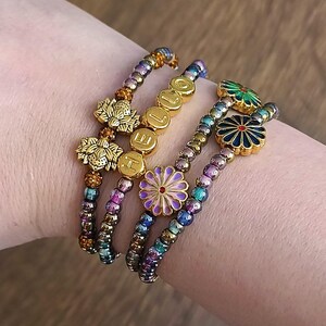 Hello Glam - Pulseira dupla de contas feita à mão - Flores - Múltiplas camadas - Conjunto de 2 - Presente para mulheres - Acessório alegre