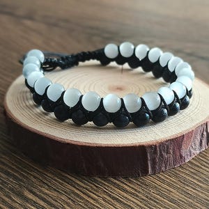The Moon - Pulsera zigzag blanco y negro - Regalo único para mujer y hombre - Ajustable con nudo corredizo - Luna y estrellas - Ninja