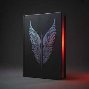 Peut inclure: Un livre noir avec un motif d'ailes et d'épée argenté, bleu et violet sur la couverture. Les bords des pages sont rouges. Le livre est debout sur un fond sombre.