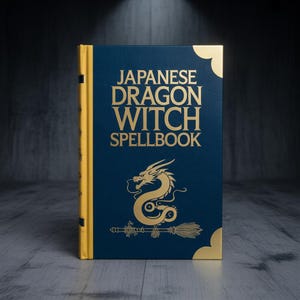 Op de afbeelding: Een donkerblauw sprookjesboek met gouden letters en accenten. De omslag leest "JAPANESE DRAGON WITCH SPELLBOOK" met een gouden draak en bezem illustratie. De rug en hoeken zijn goud.