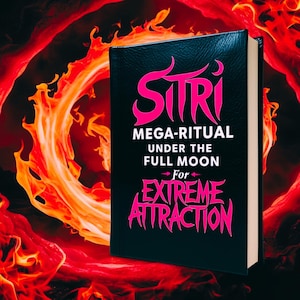 Puede incluir: Un libro negro con el título "STRI" en rosa, con el texto "MEGA-RITUAL BAJO LA LUNA LLENA Para ATRACCIÓN EXTREMA". El libro está sobre un fondo rojo y naranja llameante.