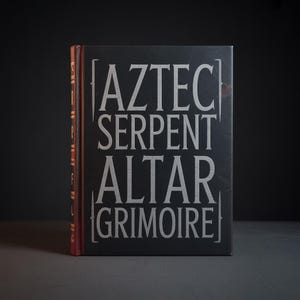 Peut inclure: Un livre à couverture rigide avec le titre "AZTEC SERPENT ALTAR GRIMOIRE" en lettres blanches sur une couverture noire. Le dos est rouge avec des lettres dorées. Le livre est posé sur un fond sombre.