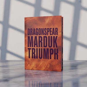 Puede incluir: Un libro de tapa dura titulado "DRAGONSPEAR MARDUK TRIUMPHK" con una cubierta naranja y marrón ardiente. El título está en letras grandes de color púrpura oscuro. El libro está sobre una superficie de mármol.