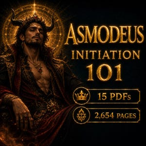 Puede incluir: Un gráfico digital que muestra una figura de cabello oscuro con cuernos, una corona y ropa ornamentada en rojo y negro. El texto dice ASMODEUS INITIATION 101, 15 PDFs y 2,654 PÁGINAS, junto a un icono de corona y un símbolo geométrico con una llama.