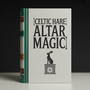 Peut inclure: Un livre à couverture rigide intitulé "Celtic Hare Altar Magic". Le livre a une couverture blanche avec du texte noir et une illustration noire d'un lièvre. Le dos est vert avec des accents marron et blancs. Le livre est sur une surface blanche.
