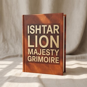 Può includere: Un libro con copertina rigida in pelle marrone. Il titolo "ISHTAR LION MAJESTY GRIMOIRE" è stampato in lettere dorate. Il libro chiuso è appoggiato su una superficie di colore neutro.