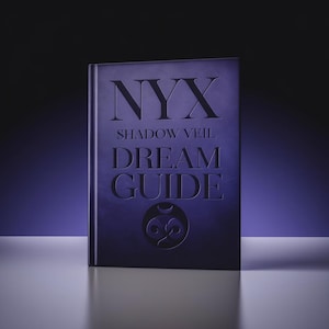 Peut inclure: Un livre violet foncé intitulé "NYX Shadow Veil Dream Guide" avec des lettres en relief et un motif circulaire. Le livre est posé sur une surface blanche, avec un fond violet dégradé.