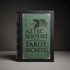 Puede incluir: Un libro de tapa dura titulado "Aztec Serpent Tarot Secrets". El libro tiene una cubierta negra con detalles dorados y una cubierta frontal verde. La cubierta frontal presenta una ilustración negra de una serpiente y el título del libro.