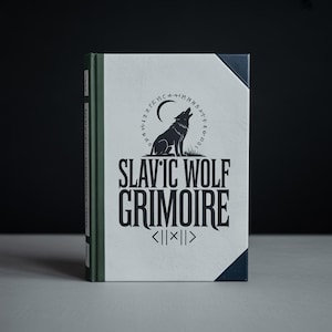 Può includere: Un libro con copertina rigida intitolato "Slavic Wolf Grimoire". La copertina presenta una silhouette nera di un lupo che ulula sotto una luna crescente, circondato da rune. Il titolo è in grassetto, con un carattere stilizzato. Il libro ha una copertina chiara con angoli blu scuro e un dorso verde.