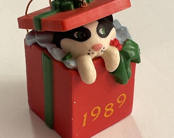 1989 Christmas ornament tuxedo cat comign out of gift box package 2.75 inches