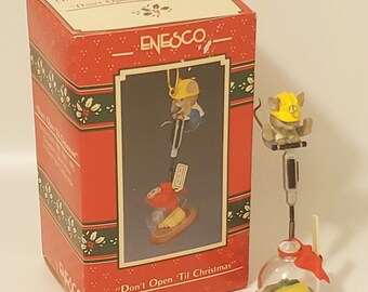 Topo Enesco del 1992 con martello pneumatico Don't Open Til Christmas ornament cheese vtg