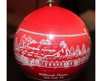 1990 Mill Hall PA Ornamento di Natale Millbrook Theatre Pennsylvania satinato vtg