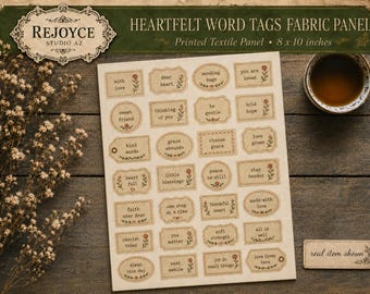 Puede incluir: Un panel de tela beige que mide 20,32 por 25,4 cm con múltiples etiquetas rectangulares y ovaladas con texto impreso y pequeñas ilustraciones florales. El texto incluye frases como with love, dear heart, sending hugs, you are loved y otros.