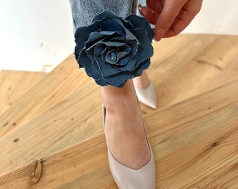 Broche de flores de rosa de color azul de tela de mezclilla de tamaño pequeño hecho a mano personalizado Broche de mezclilla para regalo de boda broche de pantalones de rosa de mezclilla