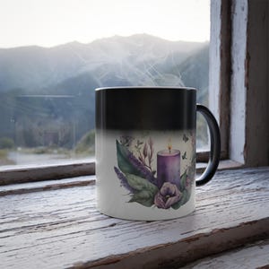 Puede incluir: Un juego de tres tazas de cerámica con acabado mate moteado. Las tazas son de color crema, gris claro y gris oscuro. Cada taza tiene un diseño simple y minimalista.