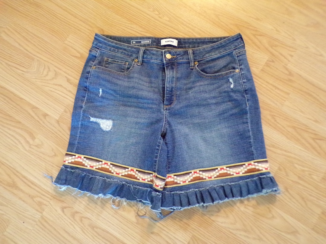 Pantaloncini in denim riciclati con orlo arricciato: rifiniture vintage