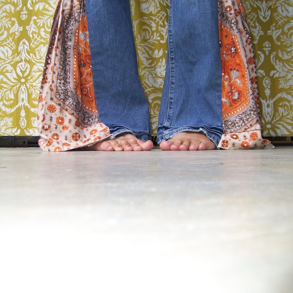Pantalones vaqueros acampanados personalizados reciclados: Envía tus vaqueros para convertirlos en unos pantalones hippies únicos.