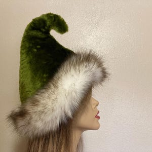 Peut inclure: Un ensemble de trois mugs en céramique avec un glaçage moucheté de couleur crème. Chaque mug présente un motif peint à la main différent : une feuille bleue et verte, une fleur jaune et une baie rouge. Les mugs ont une forme simple et arrondie.