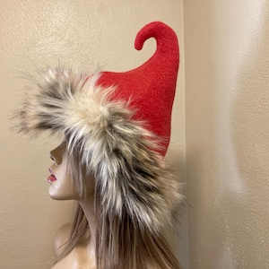 Cappello da folletto in lana rossa rustica: cappello natalizio da elfo in pelliccia sintetica riciclata
