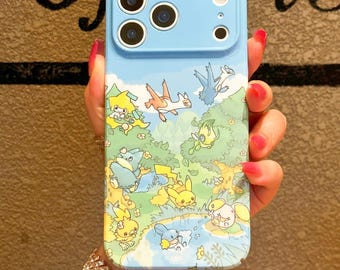 Può includere: Una custodia per smartphone azzurra con una stampa grafica colorata di varie creature animate in un ambiente boschivo. La custodia presenta una sezione rialzata per la fotocamera nella parte superiore con tre aperture circolari e due fori.