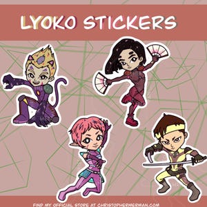 Può includere: Quattro adesivi di personaggi dei cartoni animati con personaggi della serie animata Code Lyoko. Gli adesivi presentano un personaggio felino viola e giallo, un personaggio rosa con orecchie da elfo, un personaggio rosso con un ventaglio e un personaggio giallo con una spada.