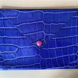 Vue de face de la pochette violette.