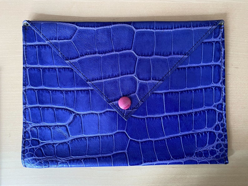 Vue de face de la pochette violette.