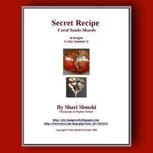 Op de afbeelding: Een wit document getiteld "Secret Recipe" met "Coral Sands Shards" als ondertitel. Het document bevat twee afbeeldingen, de naam van de auteur en website links. Het document is omlijst met een donkerrode rand.