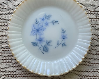 Set di quattro piatti da 9" in vetro di latte vintage Termocrisa Mexico con bordi scanalati. Motivo floreale blu con bordo dorato. Regalo per l'ospite. MCM.