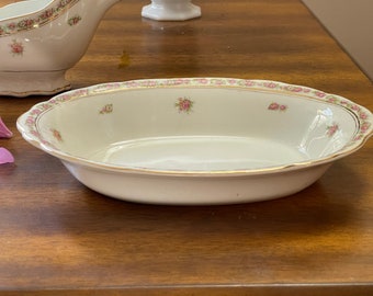 Piatto da portata ovale semi-vitreo antico Mercer China con fiori bianco sporco, rosa e fascia dorata. Anni &#39;20