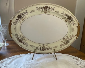 Piatto da portata ovale vintage in porcellana Bone China da 16&quot;. Marchio &quot;STS Japan&quot;. Centro bianco con bordo color crema e motivo in foglia d&#39;oro in rilievo. Anni &#39;50.