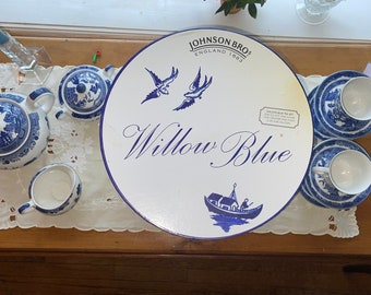 Johnson Bros Blue Willow Tee-Set Teekanne Milchkännchen Zuckerdose 4 Tassen und Untertassen. Originale Schachtel