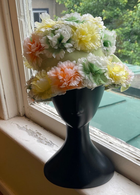 Vintage wedding cake hat from the 1960’s using lay
