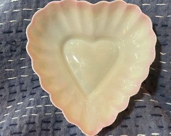 Piccolo piatto vintage a forma di cuore irlandese Balleek in porcellana avorio sottile, quasi traslucido, con bordi rosa pallido. Lati con piccole coste. Elegante. Anni &#39;30