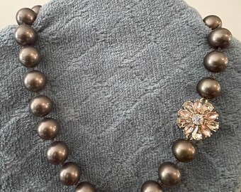 Collana da collezione &quot;Taffetà&quot; di LIA SOPHIA con perle di bronzo color cioccolato e uno strass a forma di fiore marrone, pesca e trasparente. Fuori produzione.