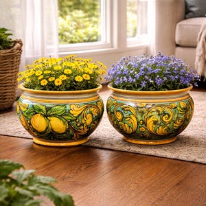 Op de afbeelding: Een set van drie keramische mokken met een gespikkelde, matte afwerking. Elke mok heeft een andere kleur: lichtblauw, crème en grijs. De mokken hebben een eenvoudig, modern ontwerp en een comfortabel handvat.