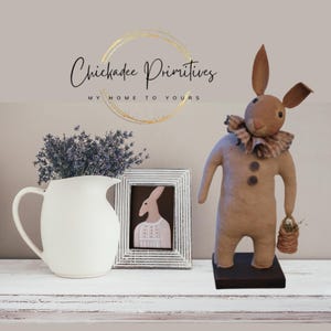 Coniglio primaverile in argilla e stoffa primitiva da fattoria di Chickadee Primitives