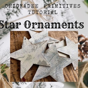 Może przedstawiać: Zbliżenie na pięć rustykalnych, drewnianych gwiazdek ozdobnych pomalowanych na biało. Gwiazdki są ułożone w grupie na drewnianej powierzchni. Gwiazdki mają postarzony, zużyty wygląd, z widocznymi pociągnięciami pędzla i subtelnym połyskiem.