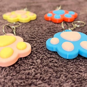 Étiquettes colorées avec empreintes de pattes 3D - jouet sensoriel, breloques de sac ou porte-clés pour bébé