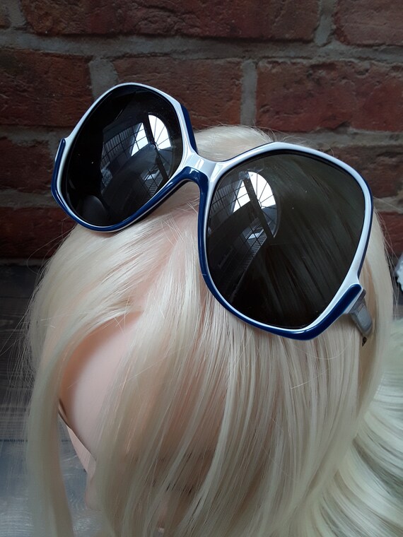 Vintage 60s or 70s Ladies Blue & White Sunglasses… - image 2