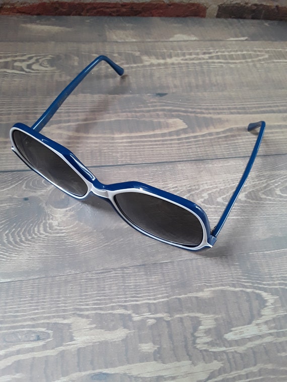 Vintage 60s or 70s Ladies Blue & White Sunglasses… - image 4