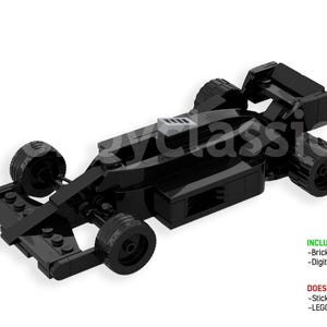 Può includere: Un modello di auto da corsa nero costruito con mattoncini ad incastro. Il modello presenta quattro ruote nere, un telaio ribassato e un'area abitacolo dettagliata. L'immagine include testo che indica il contenuto e cosa non è incluso.