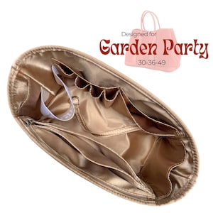 Può includere: Un organizer per borse dorato con più scomparti e chiusura a zip. Progettato per borse di 76-91-124 cm. Il testo "Designed for Garden Party" è visualizzato in un carattere decorativo.