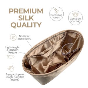 K&ouml;nnte beinhalten: Beiger Seiden-Taschenorganizer mit mehreren F&auml;chern und Rei&szlig;verschluss. Der Text auf dem Bild lautet "Premium Silk Quality", "Keeps bag clean" und "Gentle on your bag". Der Organizer soll Taschen sauber halten und vor Fusseln sch&uuml;tzen.