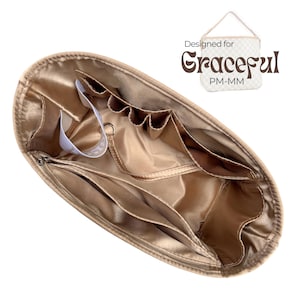Op de afbeelding: Een beige satijnen handtassenorganizer met meerdere vakken en compartimenten. De organizer heeft een ritssluiting en een wit label. De tekst "Designed for Graceful PM-MM" is rechtsboven zichtbaar.