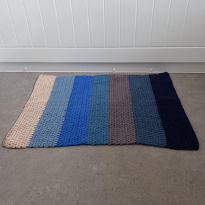 Bluestone Rug Häkelanleitung: Schlichter gestreifter Baumwollteppich (PDF Digital Download)