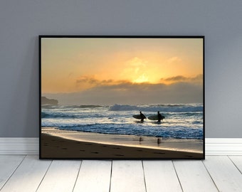 Photo imprimable de deux surfeurs à la plage au lever du soleil Curl Curl NSW