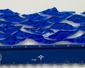 Fragmentos de vidrio azul caribeño texturizado para el diseño de arte mosaico