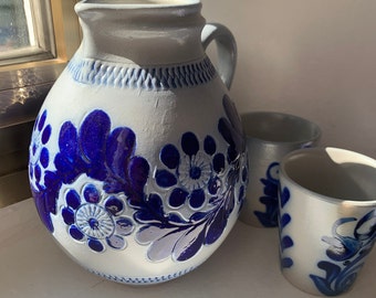 Brocca e due tazze in ceramica