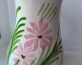 Una bellissima brocca in ceramica decorata con fiori trovata in Italia! Questo abbraccio unico starebbe benissimo in ogni casa, magari usato anche come vaso!